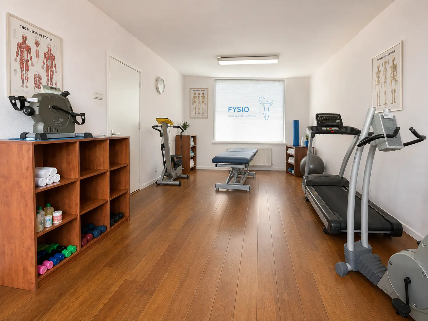 Trainingsruimte van Fysio Hintham met fitnessapparatuur